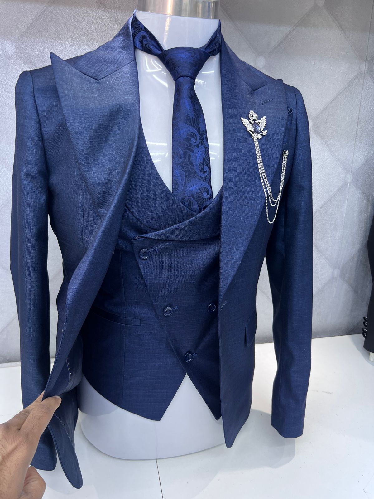 Glamorous Navy Blue Peaked Lapel Three-Piece Prom Ensemble for Men