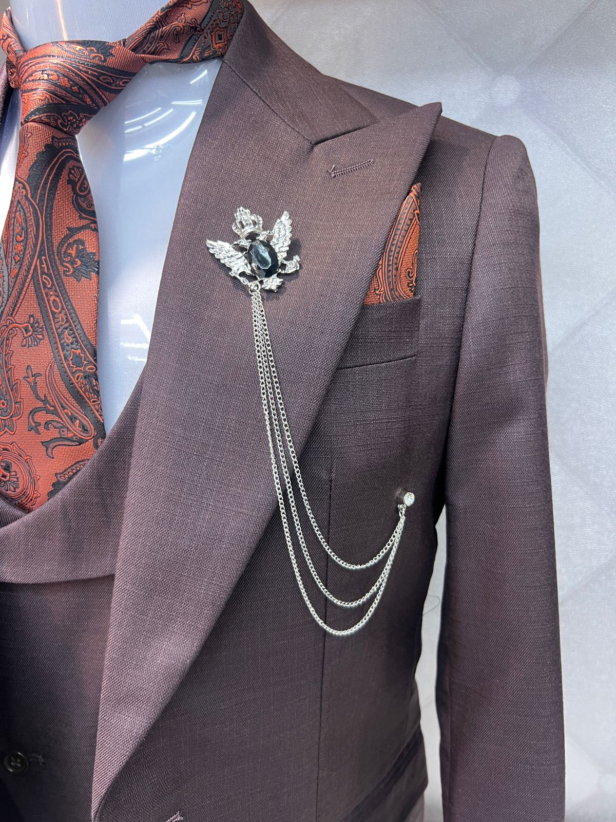 Glamorous Maroon Peaked Lapel Three-Piece Prom Ensemble for Men