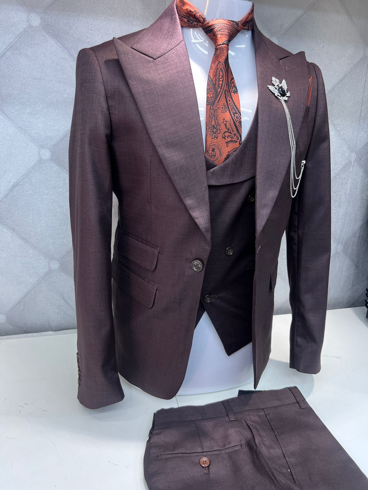 Glamorous Maroon Peaked Lapel Three-Piece Prom Ensemble for Men