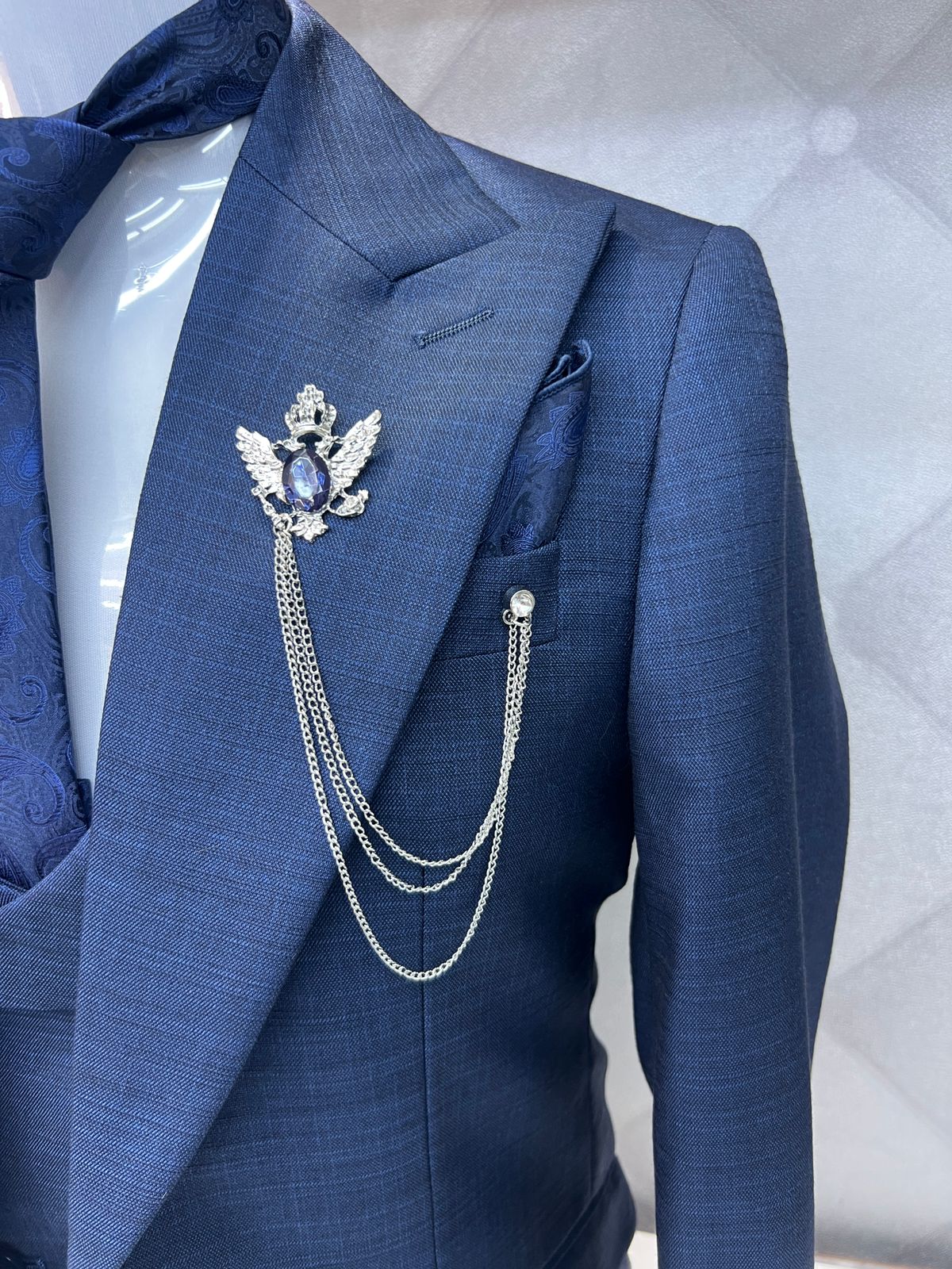 Glamorous Navy Blue Peaked Lapel Three-Piece Prom Ensemble for Men