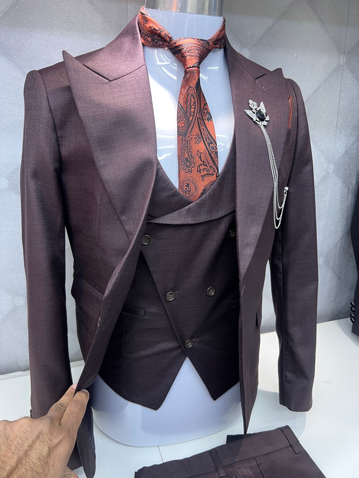 Glamorous Maroon Peaked Lapel Three-Piece Prom Ensemble for Men