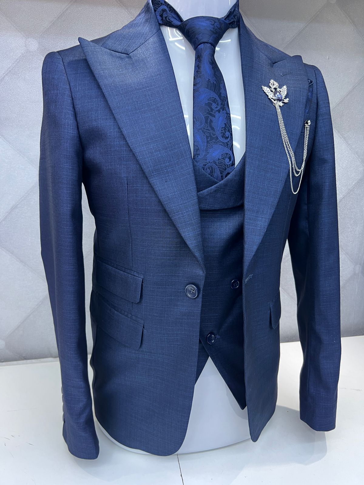 Glamorous Navy Blue Peaked Lapel Three-Piece Prom Ensemble for Men