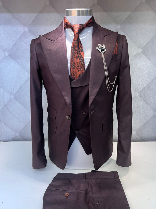 Glamorous Maroon Peaked Lapel Three-Piece Prom Ensemble for Men